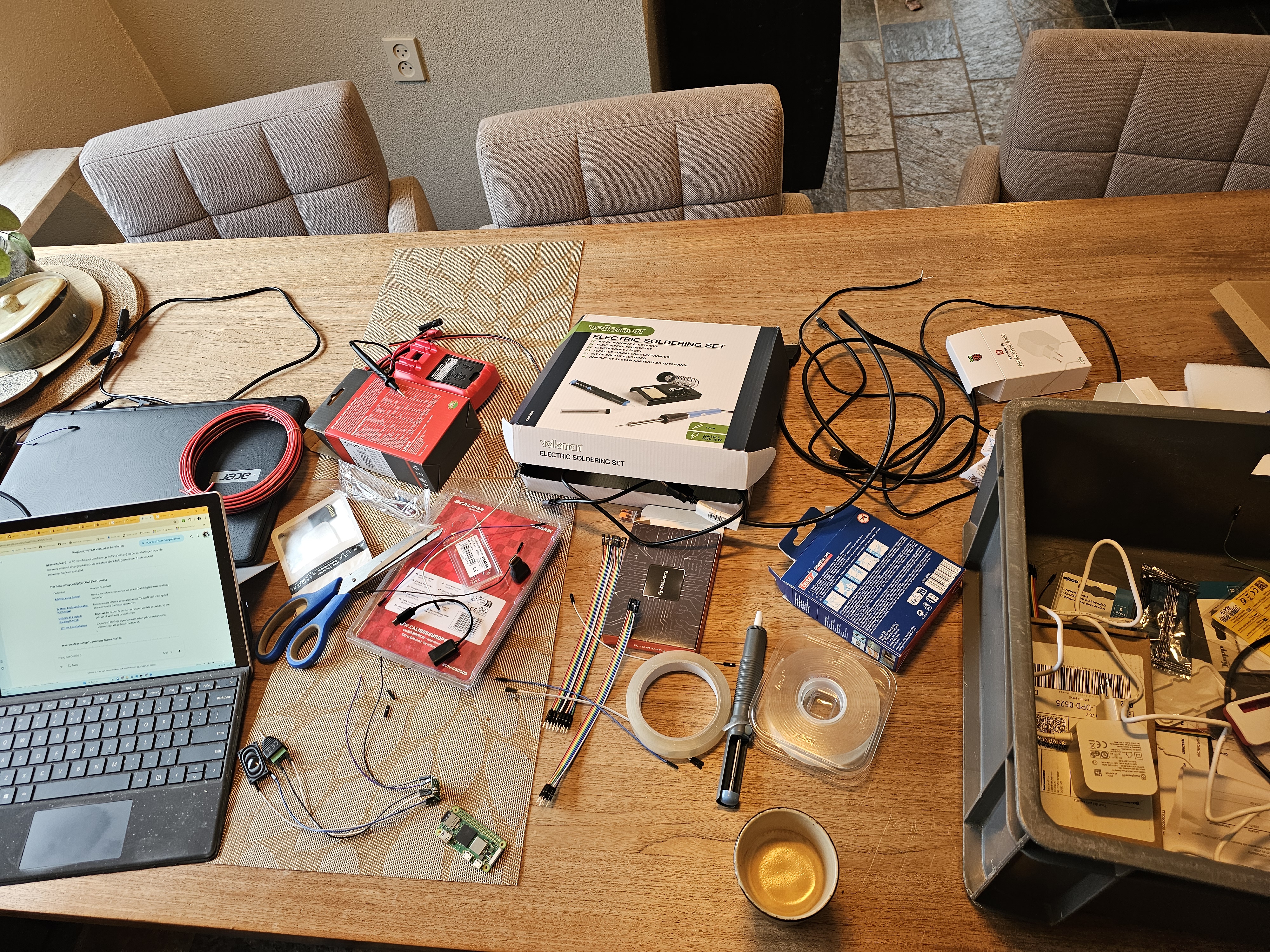 De tafel vol electronica